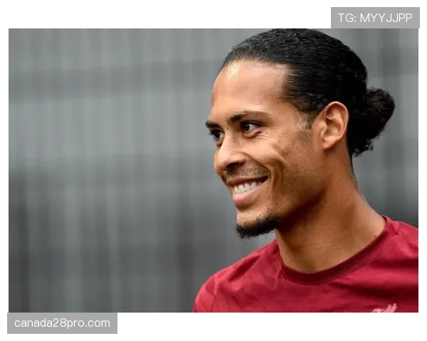 特写：绝杀后，利物浦老将范戴克冲向Kop看台庆祝